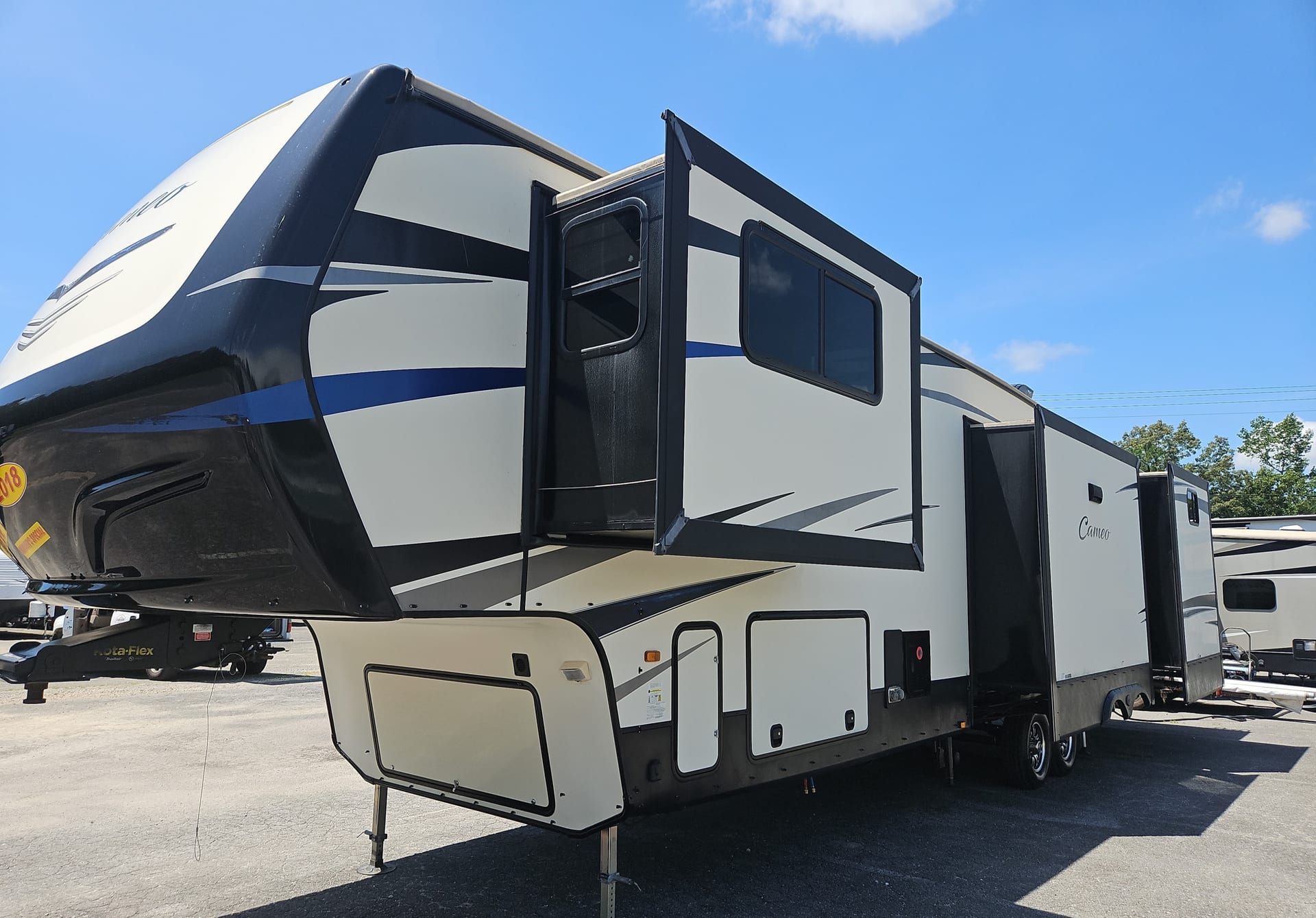 2018 Crossroads RV Cameo MTN 2758